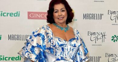 Ide Guimarães rouba a cena em chá beneficente com look exuberante e presença marcante