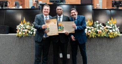 Presidente Max Russi homenageia servidores públicos da ALMT