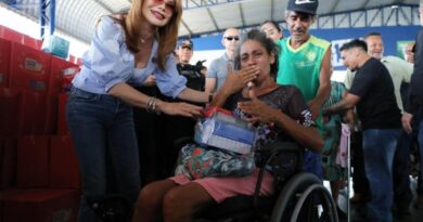 Primeira-dama de MT e Setasc entregam cestas natalinas em Cuiabá: “Faz a gente sentir que ainda importa”, afirma beneficiário