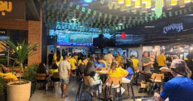 Com telões e música, transmissão dos jogos da Copa segue reunindo torcedores em Cuiabá