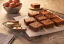 Aprenda a fazer um brownie de três chocolates para celebrar o Dia dos Namorados