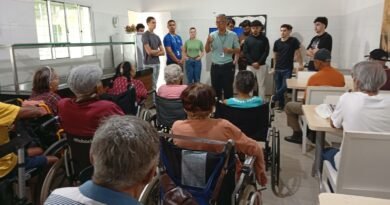 Idosos do Abrigo Bom Jesus aprendem a usar celular e a se proteger de golpes digitais em projeto do UniSenai-MT